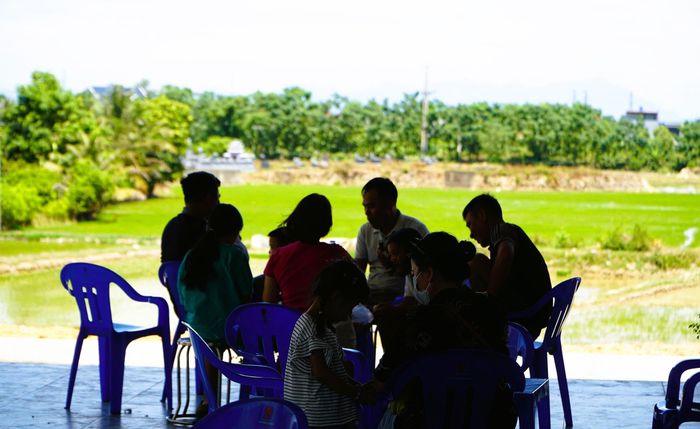 Do mới khánh thành, nên trạm chưa có dịch vụ ăn uống, chỉ hỗ trợ người dân bàn ghế để nghỉ ngơi