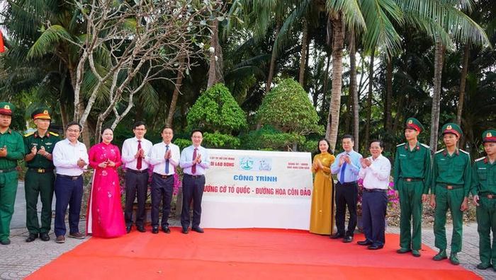 Phó Bí thư Thành ủy TPHCM Đặng Minh Thông cùng các lãnh đạo TPHCM, Báo Người Lao Động và các đơn vị khánh thành công trình "Đường cờ Tổ quốc - Đường hoa Côn Đảo" vào ngày 23-1-2026