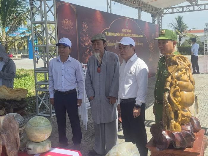 Ông Bùi Ngọc Ảnh, Bí thư Đảng ủy phường Quảng Phú (thứ 2 từ phải sang) kiểm tra công tác chuẩn bị khai mạc Lễ hội biển Tam Thanh năm 2026