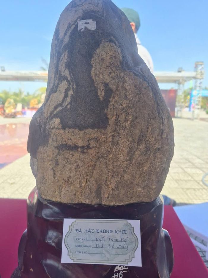 Phiến đá với hình một người đang ngồi, được đặt tên: "Ngồi bàn đá dịch sử Đảng"
