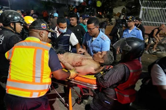Nhân viên cứu hộ khiêng một người đàn ông bị thương sau trận động đất ở Caracas, Venezuela. Ảnh: AP
