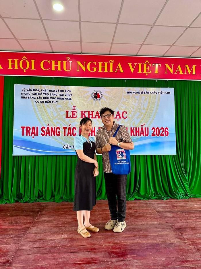 Tác giả Tăng Hoàng Thuận chúc mừng nữ tác giả trẻ Nguyễn Minh Ngọc Hà - nữ tác giả hiếm hoi hiện nay viết cải lương về sử Việt