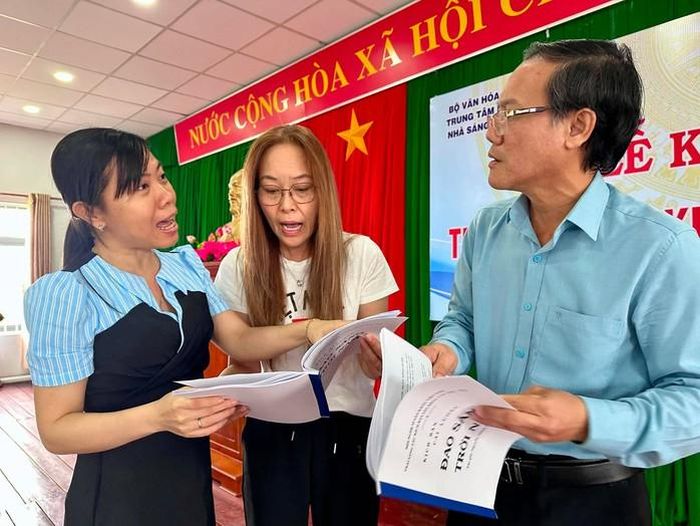 Nữ tác giả Nguyễn Minh Ngọc Hà trao đổi với các tác giả về kịch bản