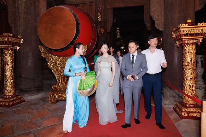 Ê-kíp vào dâng hương