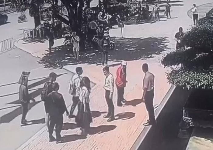 Nữ shipper N.H.Y. (áo đỏ) có hành vi hành hung, nắm tóc kéo lê nữ khách hàng trẻ. Ảnh cắt từ clip