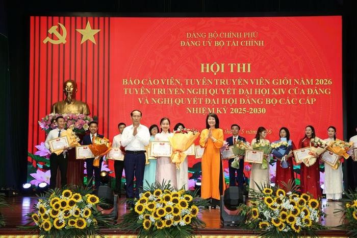 Chị Phạm Thị Ngọc Giàu nhận giải thưởng báo cáo viên tuyên truyền viên 2026