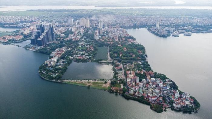 Một góc của hồ Tây. Ảnh: Hữu Hưng