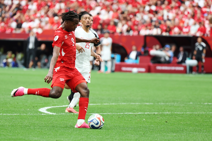 Embolo nới rộng cách biệt lên 2-0 cho Thụy Sĩ. Ảnh: AP 
