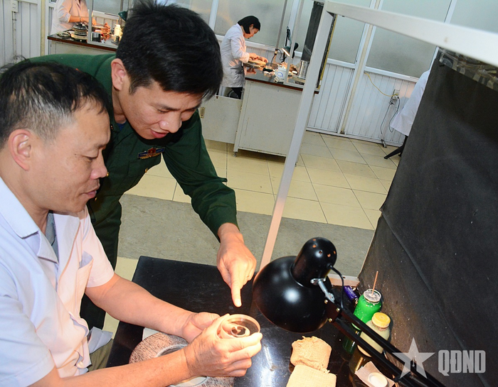  Chỉ huy Phân xưởng sửa chữa Khí tài quang-Điện tử kiểm tra tiến độ, chất lượng tại tổ gia công kính quang học. 