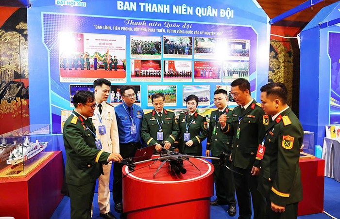 Các đại biểu tham quan gian trưng bày sản phẩm khoa học của tuổi trẻ Quân đội. 