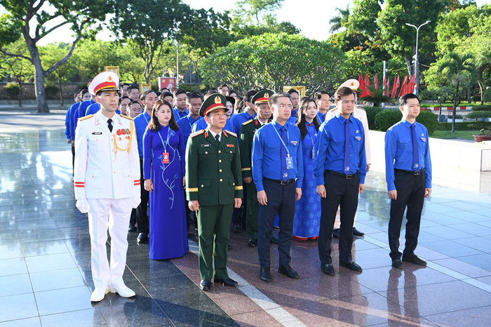 Các đại biểu dự đại hội dâng hương, dâng hoa tại Đài tưởng niệm các anh hùng liệt sĩ trên đường Bắc Sơn (Hà Nội). 
