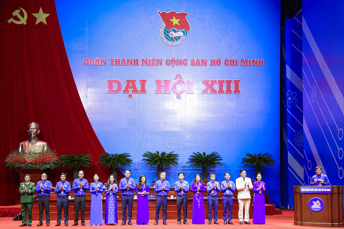  Đoàn Chủ tịch ra mắt đại hội.