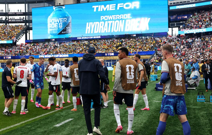 Theo lãnh đạo FIFA, duy trì thời gian tiếp nước giữa hiệp là hợp lý. Ảnh: Daily Express