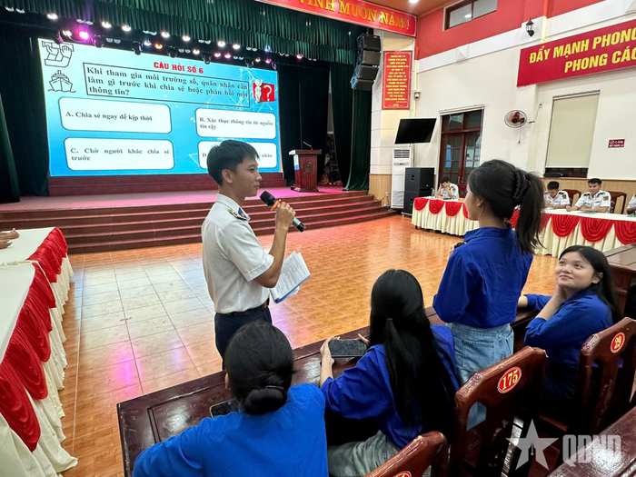  Các đoàn viên thanh niên sôi nổi trả lời câu hỏi trong chương trình. 