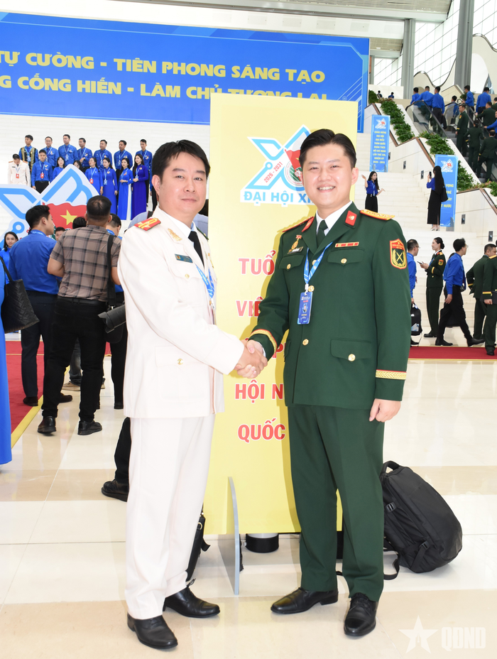  Đại úy QNCN Bùi Tuấn Ngọc nhận lời chúc mừng từ các đại biểu dự đại hội.