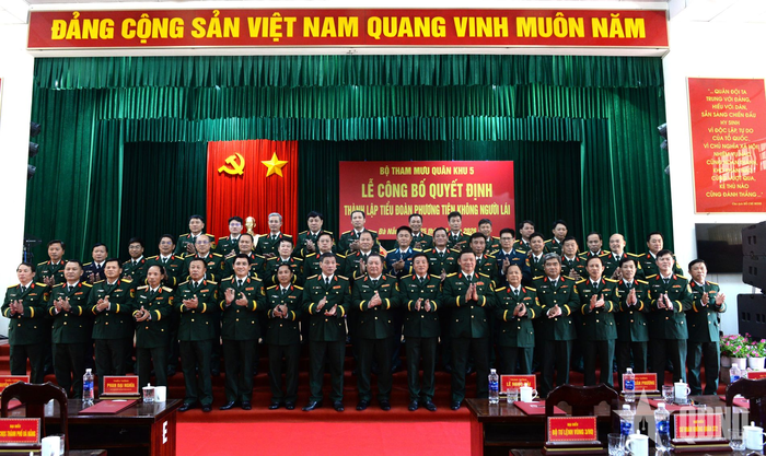 Các đại biểu chụp ảnh chung tại buổi lễ. 