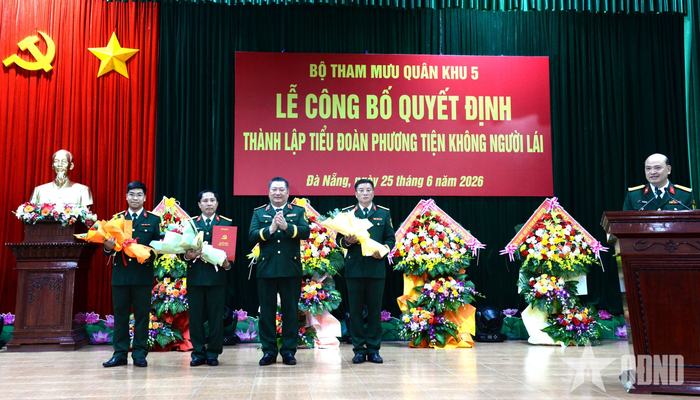  Thiếu tướng Lưu Xuân Phương, Bí thư Đảng ủy Bộ Tham mưu, Phó tham mưu trưởng Quân khu 5 trao quyết định thành lập Đảng bộ Tiểu đoàn Phương tiện không người lái và tặng hoa chúc mừng. 