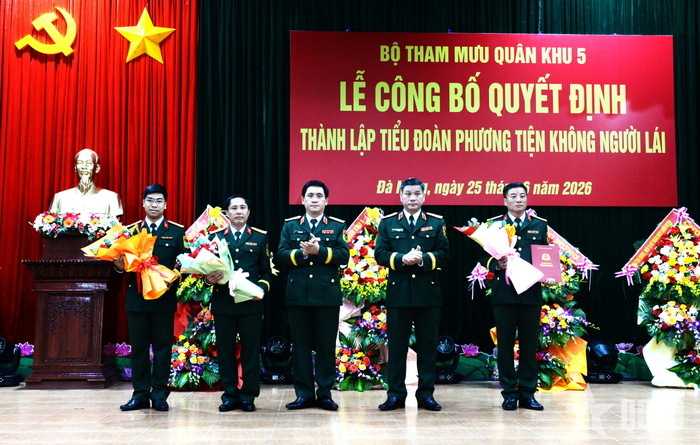  Trung tướng Lê Ngọc Hải, Ủy viên Trung ương Đảng, Phó bí thư Đảng ủy, Tư lệnh Quân khu 5 và Thiếu tướng Phan Đại Nghĩa, Phó tư lệnh, Tham mưu trưởng Quân khu 5 trao quyết định thành lập Tiểu đoàn Phương tiện không người lái và tặng hoa chúc mừng. 