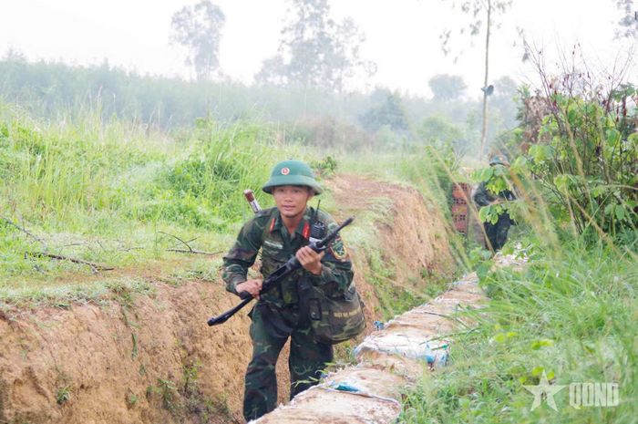  Chiến sĩ Trung đoàn 2 (Sư đoàn 9) lợi dụng địa hình, địa vật trong chiến đấu phòng ngự. 
