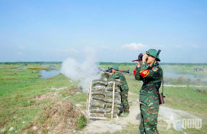 Chiến sĩ Trung đoàn 2 (Sư đoàn 9) sử dụng súng B-41 tiêu diệt mục tiêu trong đề mục trung đội tiến công.