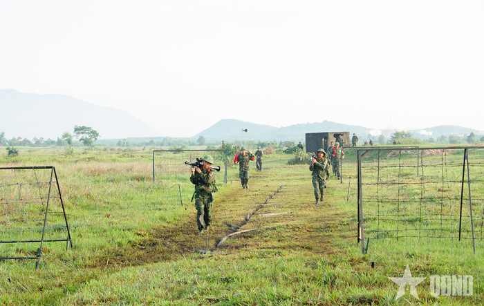  Chiến sĩ Trung đoàn 1 (Sư đoàn 9) thực hành vượt cửa mở đánh chiếm đầu cầu trong đề mục trung đội tiến công. 
