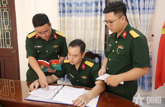 Cán bộ Viện Kiểm sát quân sự Quân khu 5 trao đổi nghiệp vụ. Ảnh: VIẾT HỒNG 
