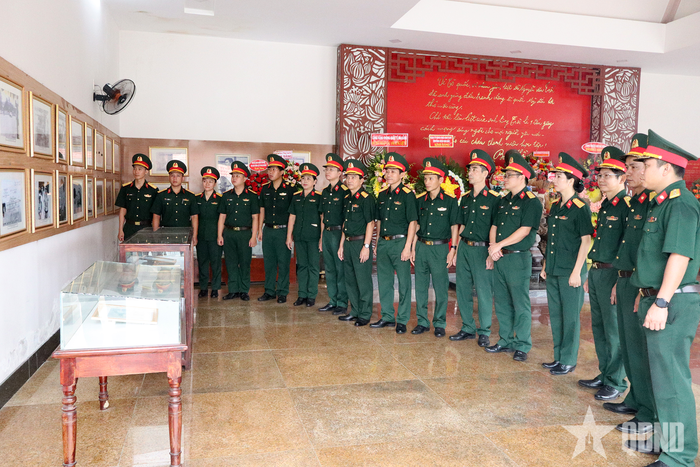 Thời gian qua, Viện Kiểm sát quân sự Quân khu 5 chủ động tăng cường công tác giáo dục truyền thống cho cán bộ, nhân viên đơn vị...
