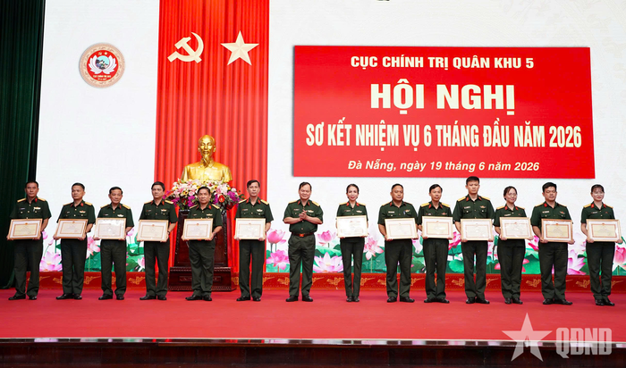 Đại tá Trương Đức Anh, Viện trưởng Viện Kiểm sát quân sự Quân khu 5 (thứ tư từ trái qua) nhận Bằng khen của Bộ trưởng Bộ Quốc phòng vì đã có thành tích xuất sắc trong thực hiện phong trào thi đua “Cán bộ, chiến sĩ Quân đội thi đua thực hiện văn hóa công sở, xứng danh Bộ đội Cụ Hồ” giai đoạn 2019 - 2025. Ảnh: THANH THƯ
