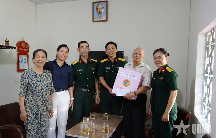 ...cũng như tích cực làm tốt công tác dân vận, chăm lo các đối tượng chính sách trên địa bàn đóng quân. Ảnh: VIẾT HỒNG 
