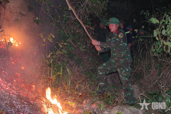 Thượng tá Nguyễn Văn Tuấn, Chỉ huy trưởng Ban chỉ huy Phòng thủ Khu vực 5 - Tĩnh Gia trực tiếp tham gia chữa cháy.