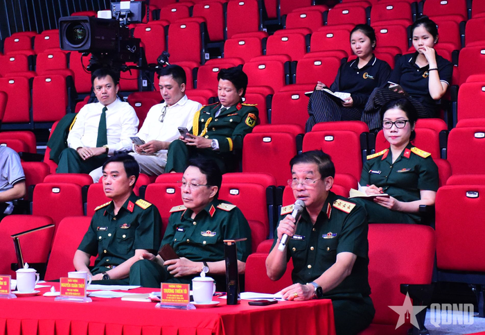 Thượng tướng Trương Thiên Tô phát biểu tại chương trình tổng duyệt. 