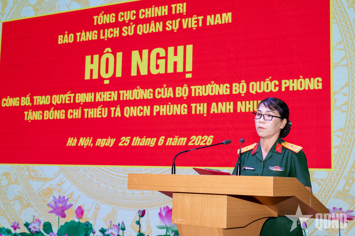 Thiếu tá QNCN Phùng Thị Anh Nhung phát biểu cảm nghĩ sau khi nhận khen thưởng.