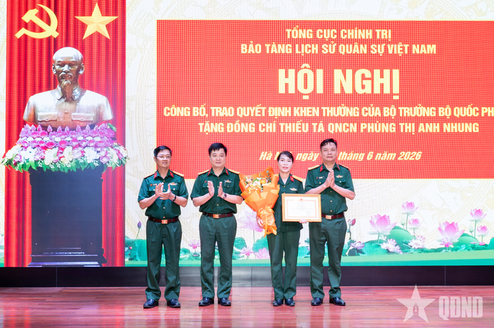 Lãnh đạo Bảo tàng Lịch sử Quân sự Việt Nam chúc mừng Thiếu tá QNCN Phùng Thị Anh Nhung.