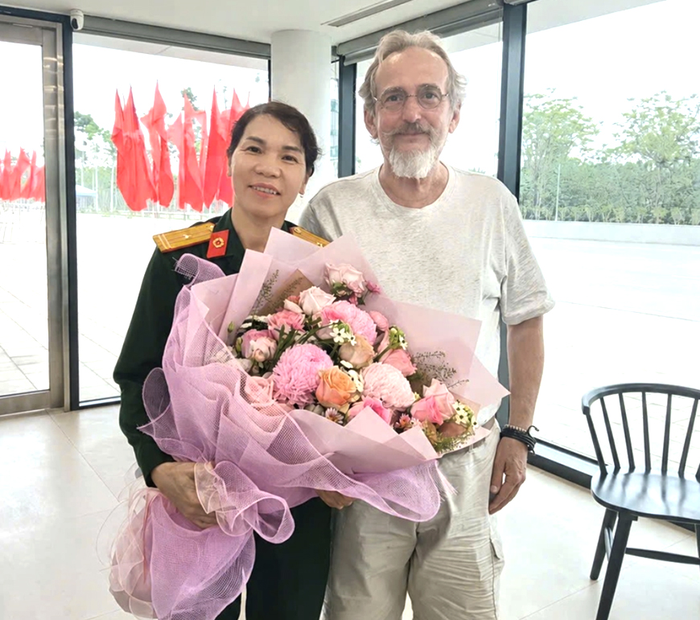  Ông Roch De Mey tặng hoa cảm ơn Thiếu tá QNCN Phùng Thị Anh Nhung. Ảnh: Nhân vật cung cấp 
