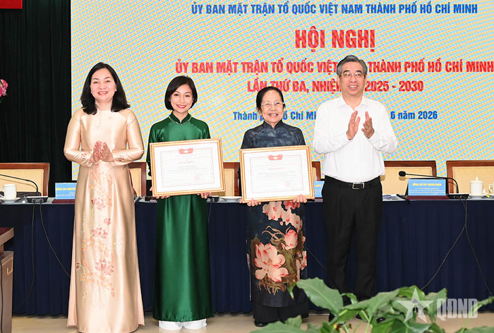  Trao thưởng các cá nhân tiêu biểu. 