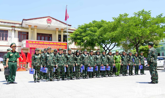 Hạ đạt mệnh lệnh đưa lực lượng ra khu căn cứ chiến đấu. 