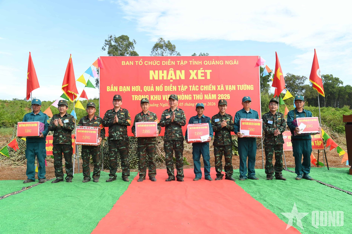 Lãnh đạo Bộ CHQS tỉnh Quảng Ngãi khen thưởng cho các tập thể, cá nhân có thành tích xuất sắc trong diễn tập. 