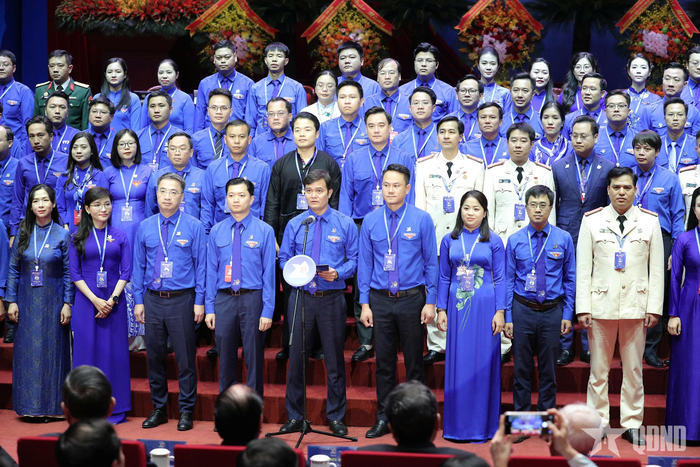  Đồng chí Bùi Quang Huy thay mặt Ban Chấp hành Trung ương Đoàn khóa XIII phát biểu nhận nhiệm vụ tại đại hội.