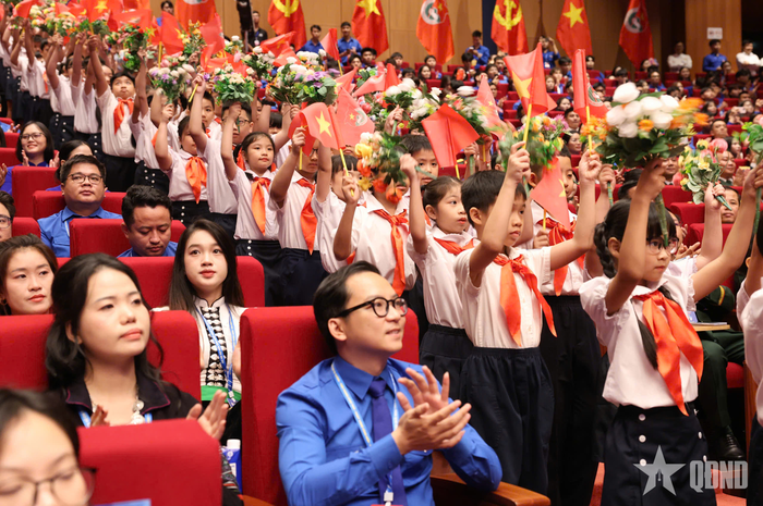  Đoàn các em thiếu nhi chúc mừng đại hội.