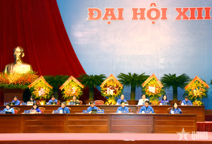 Đoàn chủ tịch điều hành đại hội.