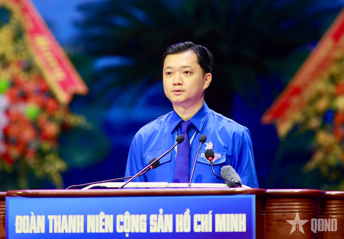  Đồng chí Nguyễn Minh Triết thay mặt Đoàn chủ tịch trình bày báo cáo tại đại hội.