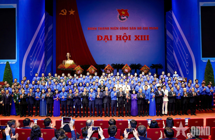 Tổng Bí thư, Chủ tịch nước Tô Lâm cùng các đồng chí lãnh đạo Đảng, Nhà nước chúc mừng Ban Chấp hành Trung ương Đoàn khóa XIII.