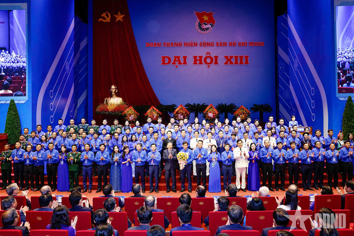  Tổng Bí thư, Chủ tịch nước Tô Lâm tặng hoa chúc mừng Ban Chấp hành Trung ương Đoàn TNCS Hồ Chí Minh khóa XIII.