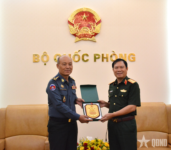 Đại tướng Nguyễn Tân Cương trao quà lưu niệm tặng Đại tướng Sao Sokha. 