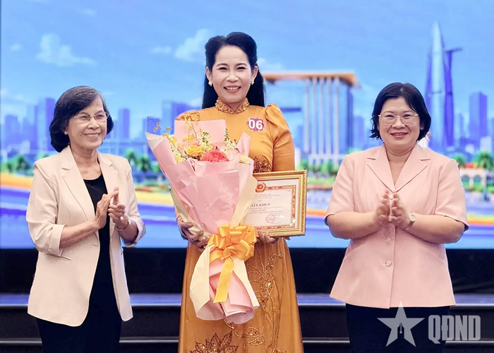  Thí sinh Phạm Thị Thanh Tuyền (Đảng ủy phường Tây An) đoạt giải nhất hội thi. 
