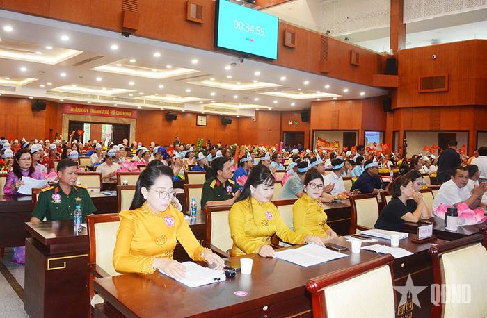 Các thí sinh và đông đảo cổ động viên dự hội thi. 