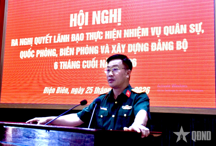 Đại tá Khổng Đình Tám, Chủ nhiệm Chính trị Quân khu 2 phát biểu tại hội nghị. 