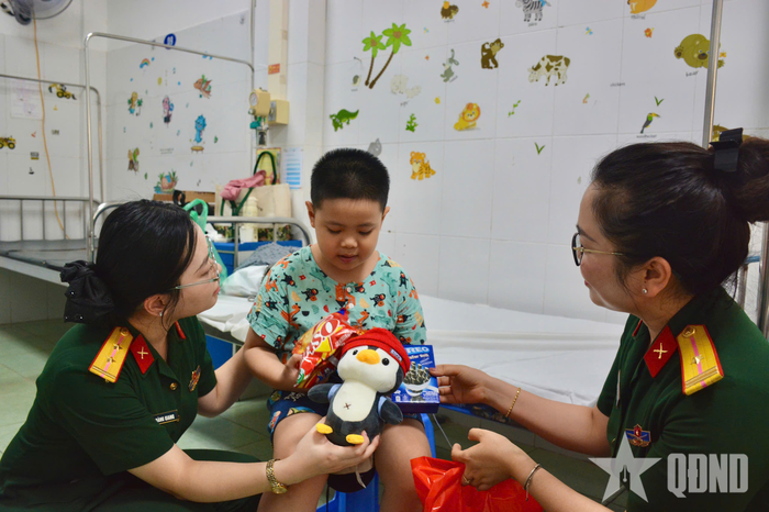 Trao quà tặng các em nhỏ tại Bệnh viện Đa khoa Đống Đa (Hà Nội).