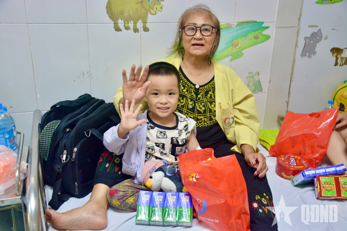 Cháu Lê Minh Khang (4 tuổi) vui vẻ khi nhận được món quà.