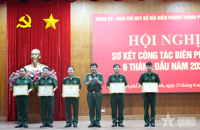  Trao Bằng khen của Bộ tư lệnh Bộ đội Biên phòng và Quân khu 7 tặng các cá nhân tập thể có thành tích xuất sắc.